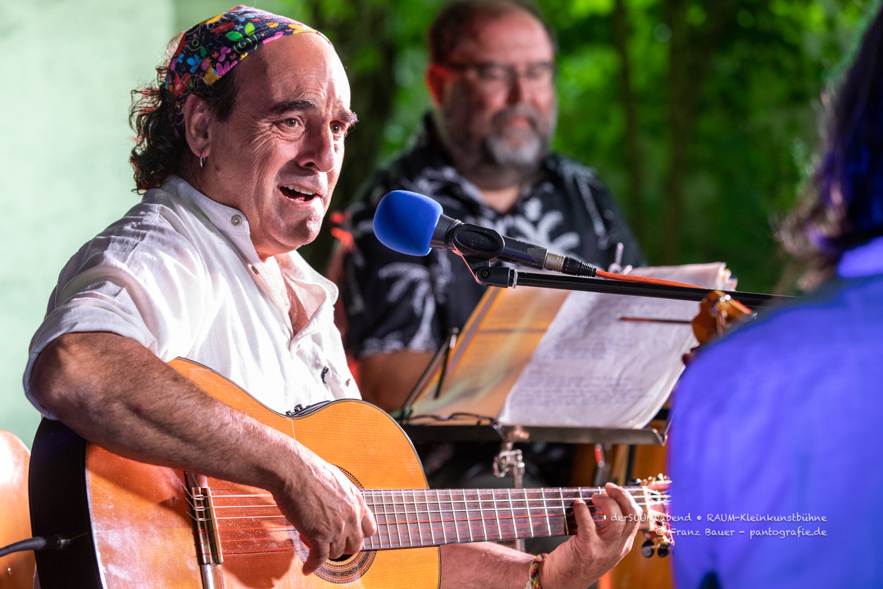 ... und Sänger Paco Lopez mit gefühlvoller, wandelbarer Stimme