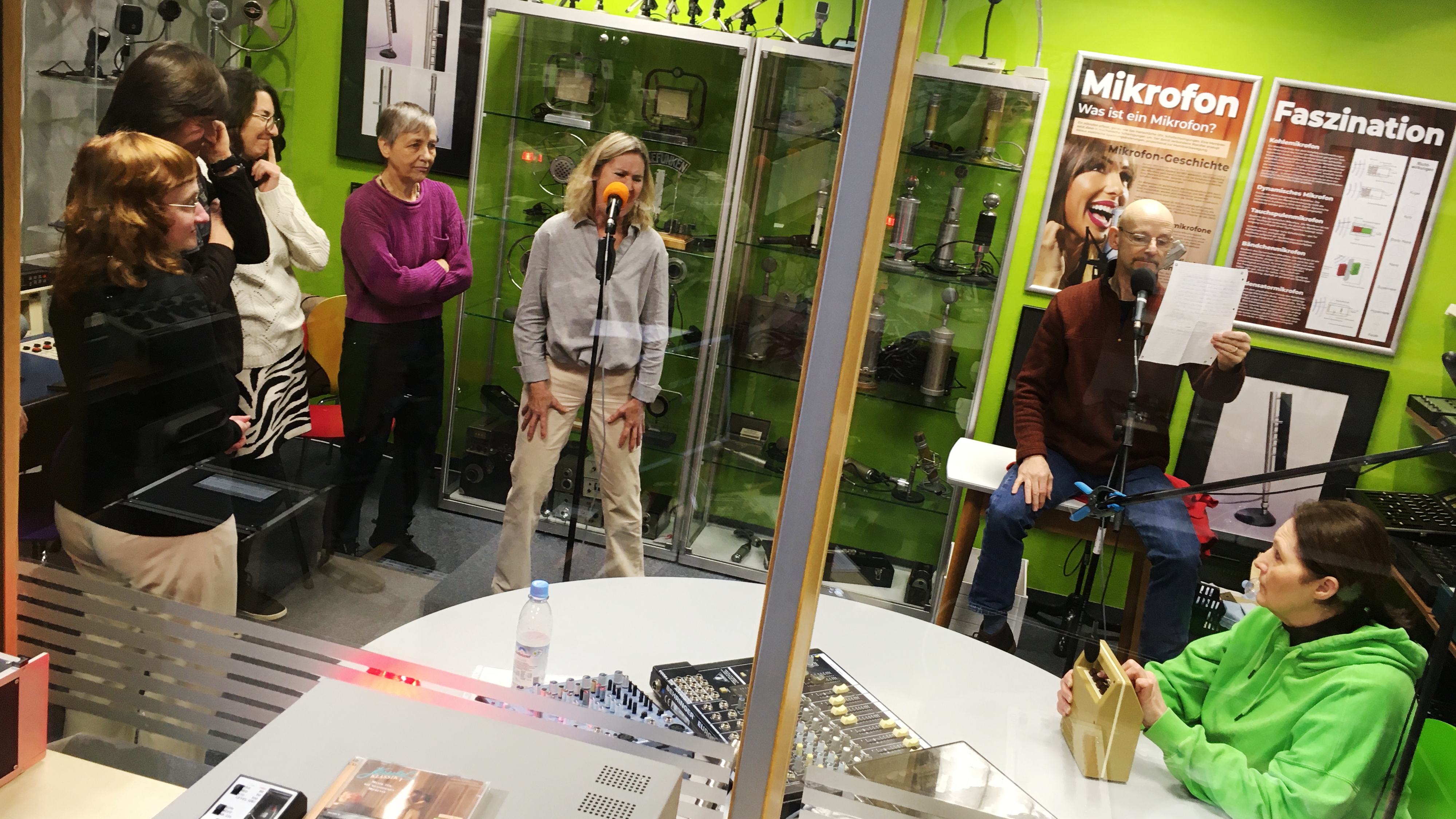 Bei dem letzten Stück "Tierwelten" waren alle Spieler im Tonstudio vereint.