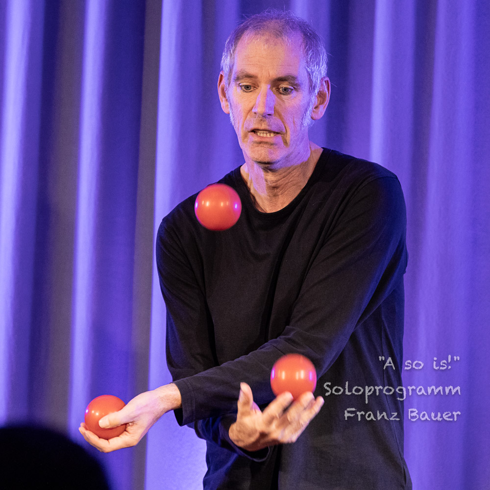 Anhand von Jonglierbildern wurde die Geschichte des Lebenslaufs des modernen Menschen erzählt ...