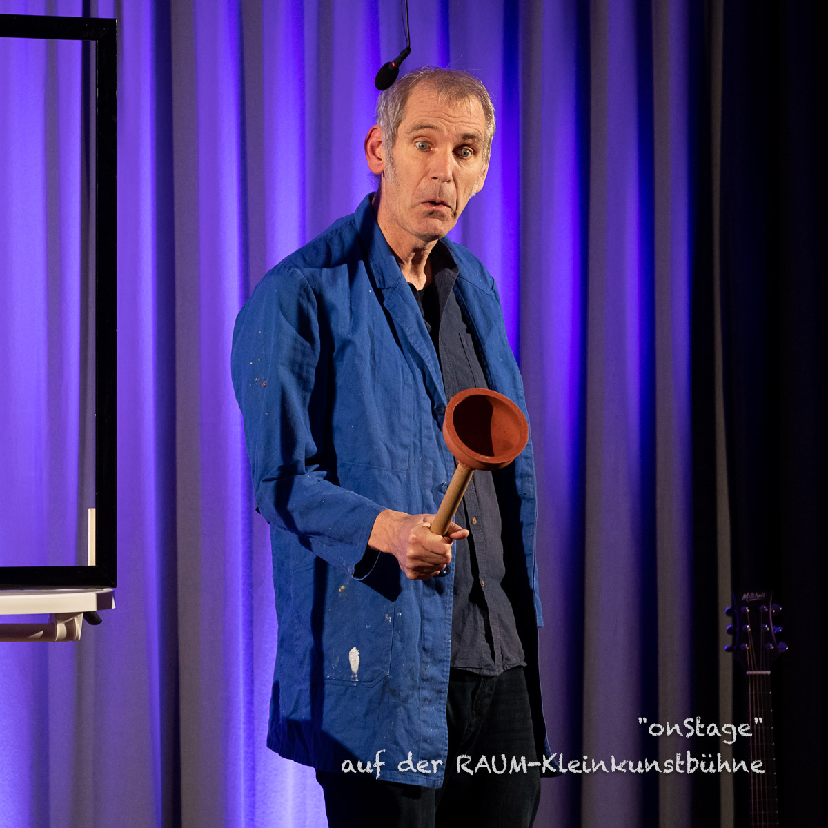 Der Klempner (Franz Bauer) wetterte über die alltäglichen Sch... .