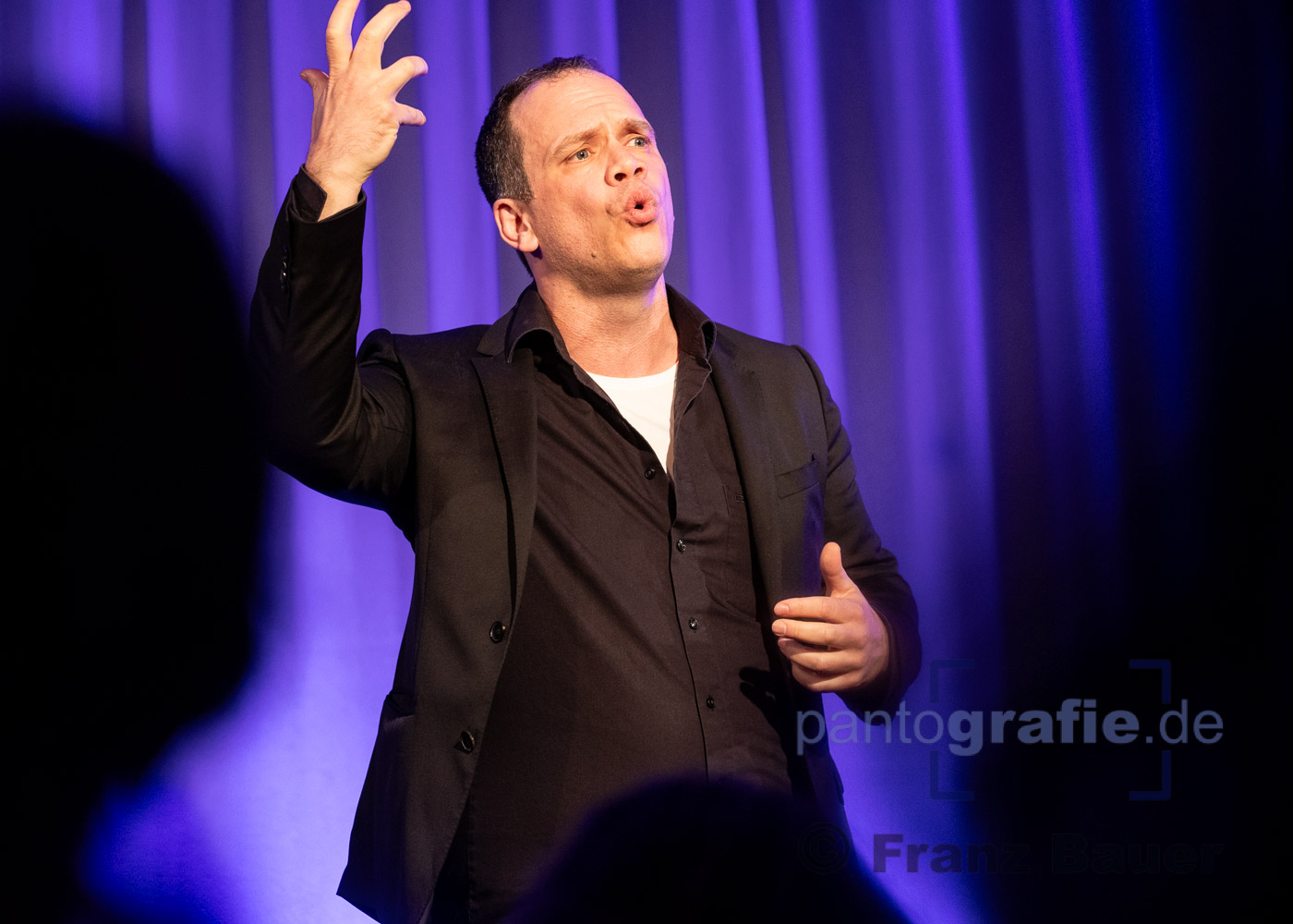 Wortakrobat Matthias Gietl beeindruckte mit seiner Art der Darbietung. Kommt am 24. Feb. ´24 mit seinem SoloProgramm in den RAUM.