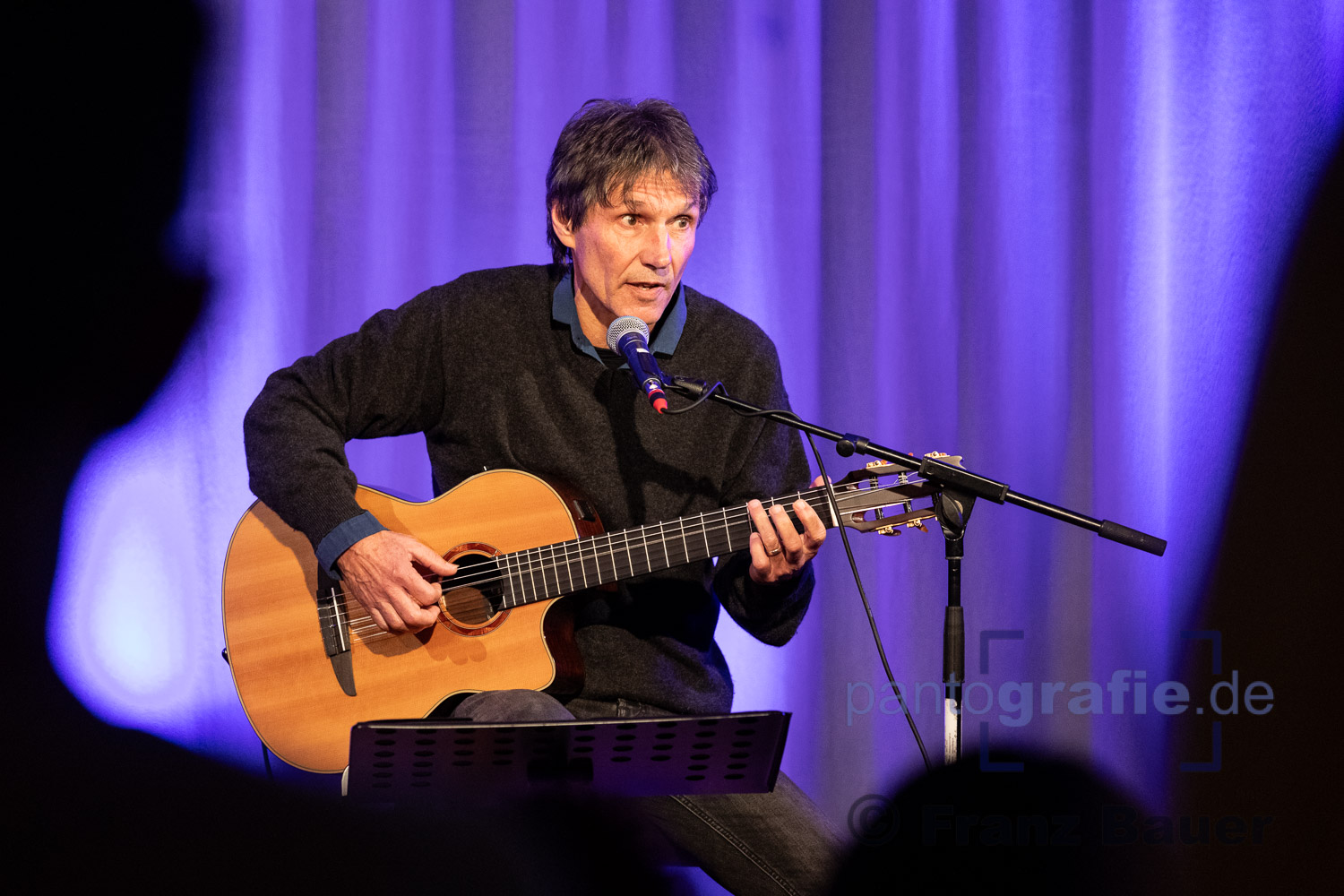 Bei Harald Dobler lauschte das Publikum mit Hingabe zu :-) Kommt am 27. Jan. ´24 mit seinem SoloProgramm in den RAUM