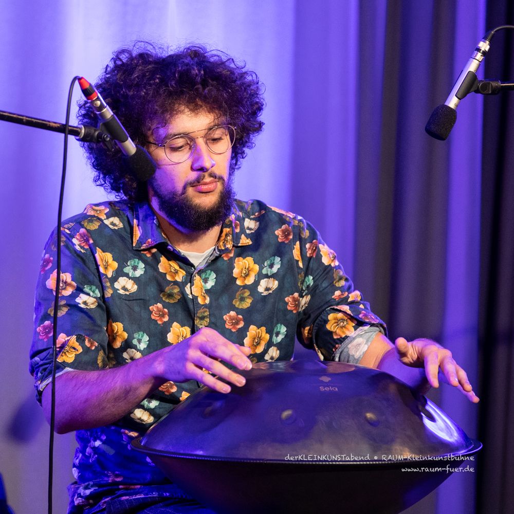 Matthias Schmid entlockte der Handpan einen faszinierenden Sound